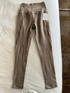 NWT Beyond Yoga Neutral Taupe High-Waist 2 Pocket Leggings, size Small